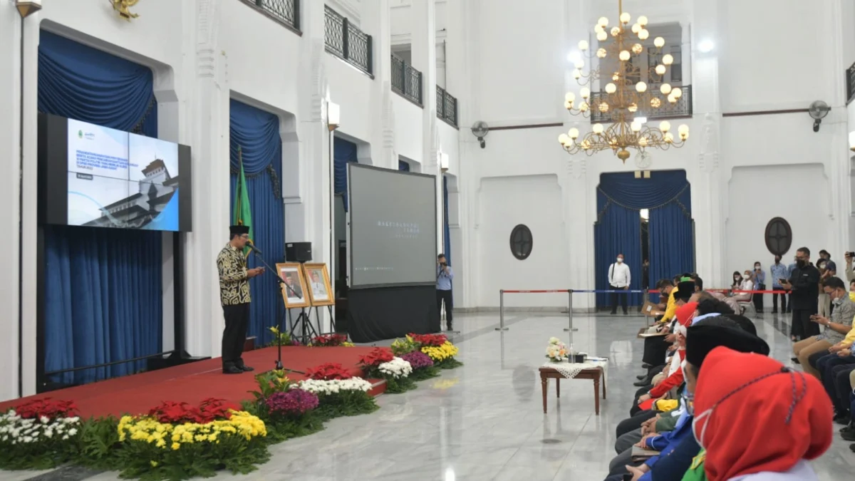 Ridwan Kamil Serahkan Bantuan untuk 10 Parpol di Jabar Rp 55 Miliar