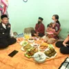 Buka Puasa Hari Kedua Gubernur Emil Ngadon di Rumah Warga