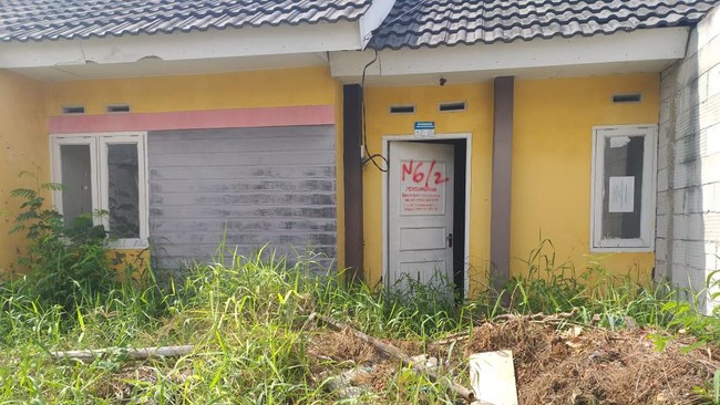 SERIBU RUMAH MURAH JOKOWI: BANGUNAN KOSONG, BANYAK ILALANG