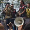 PJ BUPATI TEMUI PENDEMO DAN BERORASI DI MOBIL KOMANDO