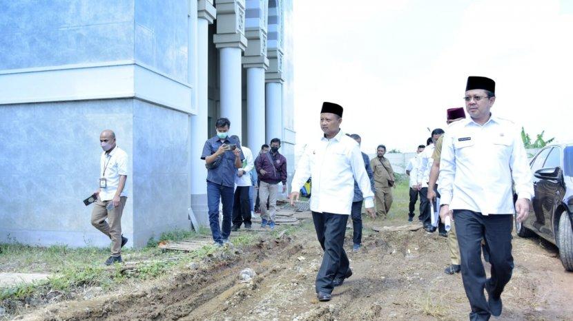 Uu Ruzhanul Tinjau Progres Pembangunan Embarkasi Haji Indramayu