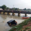 Mobil Pengangkut Uang Terjun Bebas ke Irigasi, Jadi Tontonan Warga