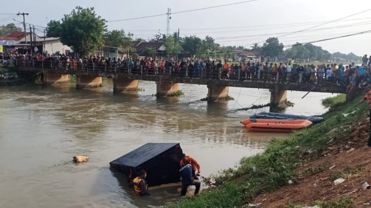 Mobil Pengangkut Uang Terjun Bebas ke Irigasi, Jadi Tontonan Warga