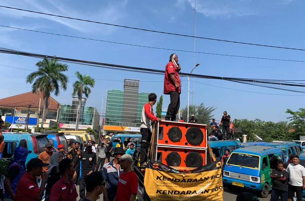 Sopir Angkot Demo Minta Pemda Tegas Larang Odong-Odong