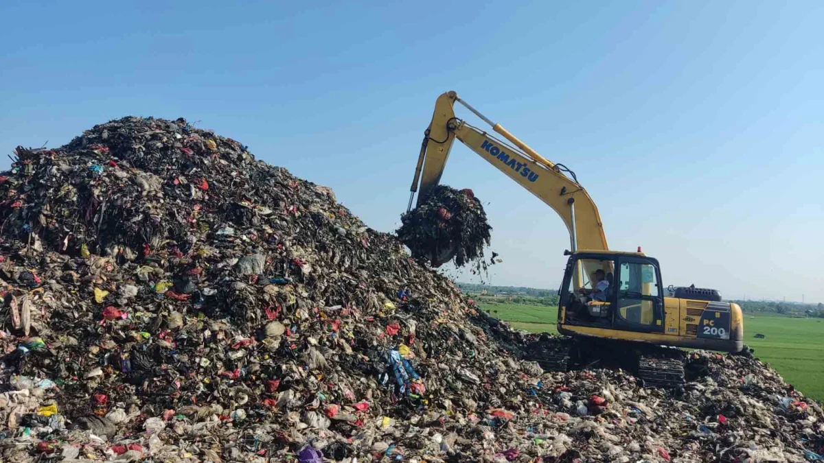 Melihat dari Dekat Kondisi Overloadnya TPAS Jalupang, Mesin Insenerator dan Banguanan ‘Raib’ Terkubur Sampah