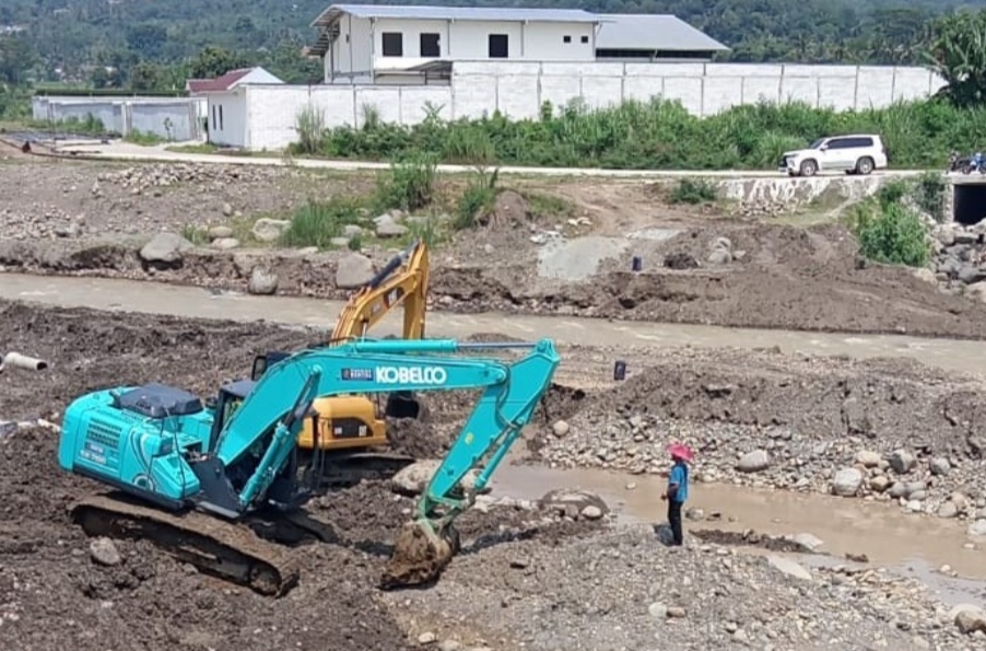 Warga Pertanyakan Pengerukan Sepadan Sungai Cikao