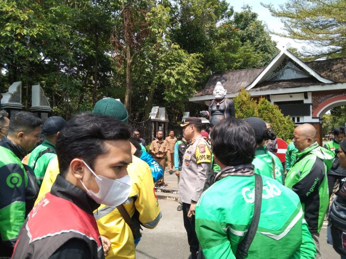 Ojol Purwakarta Gelar Aksi di Pemkab