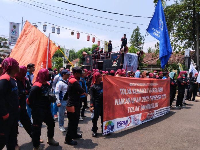 Ratusan Buruh Geruduk Kantor Pemkab