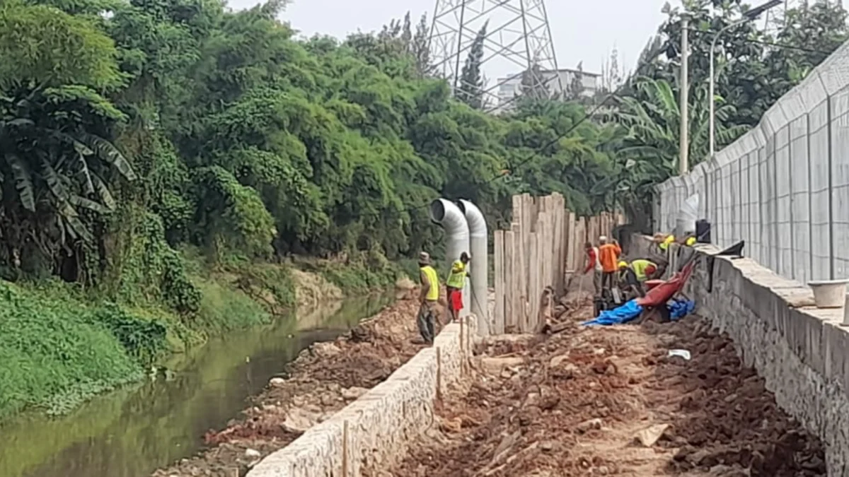 Proyek Tanggul di Jatibening Tutup Sebagian Badan Kali Cakung