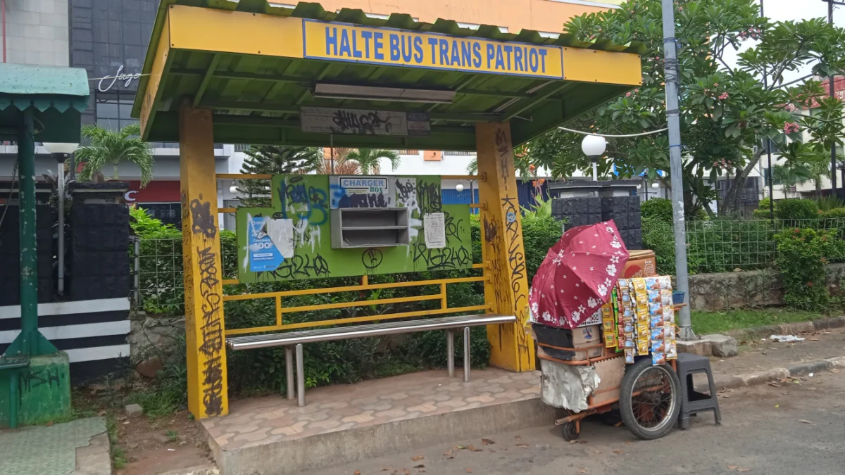 Halte Bus Transpatriot di Bekasi Banyak Terbengkalai, Kumuh Penuh Coretan