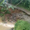 Jalan Penghubung Desa Longsor