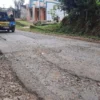 Warga Nangewer Protes Jalan Utama Rusak