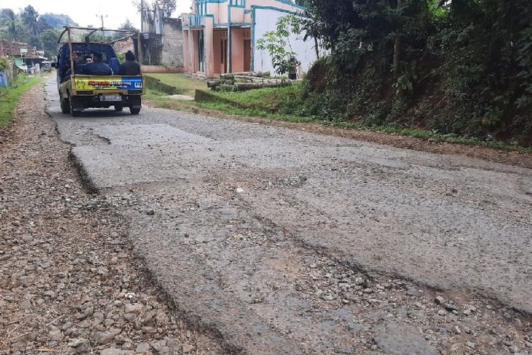 Warga Nangewer Protes Jalan Utama Rusak