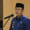 Pelukan Usai Serahkan Palu Sidang