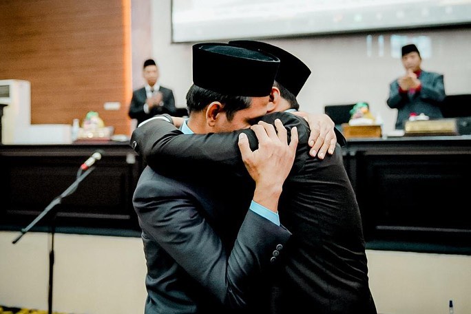 Pelukan Usai Serahkan Palu Sidang