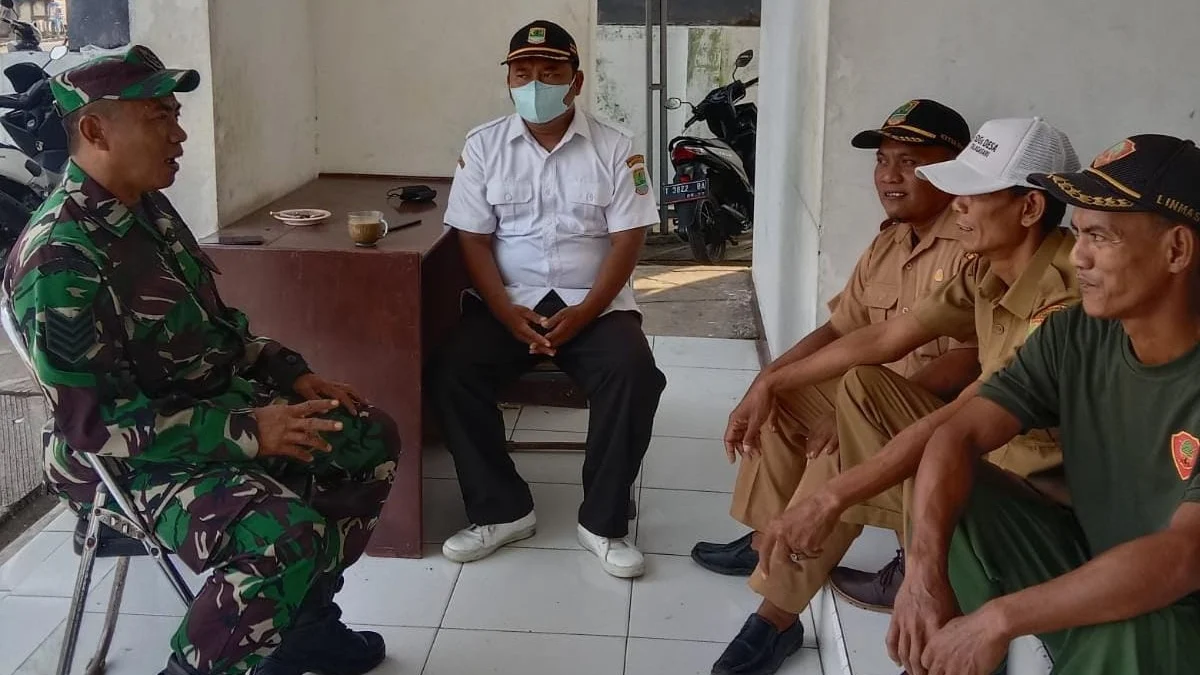 Tingkatkan Keamanan, TNI Komsos Bareng Masyarakat