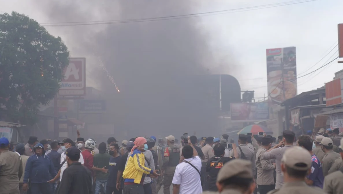 Relokasi Pedagang Berakhir Ricuh, Hingga Aparat Luka-Luka