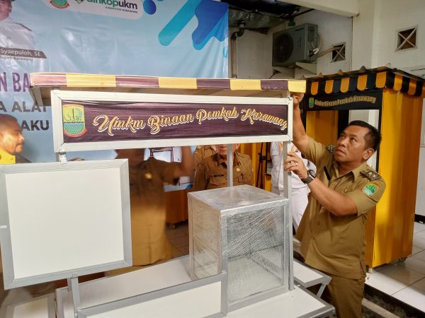 400 UMKM di Karawang Dapat Bantuan Gerobak