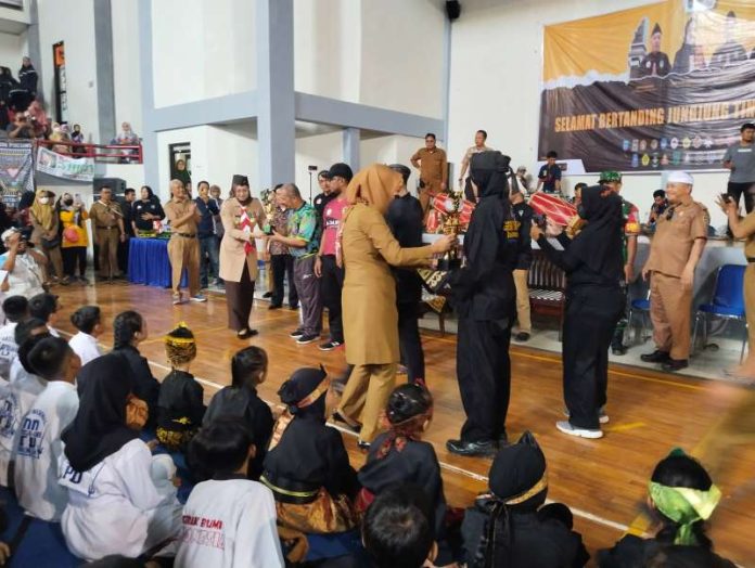 Ambu Anne Dikelilingi Pencak Silat