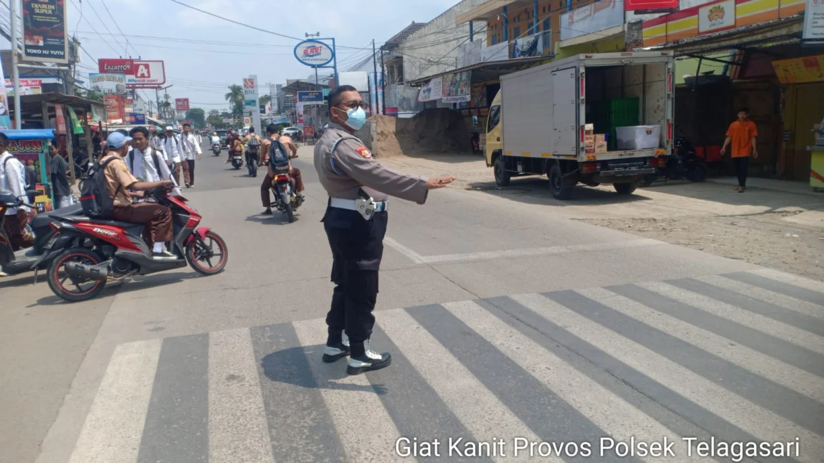 Pasca Jumatan Anggota Personil Polsek Telagasari Bantu Antur Lalu Lintas di Depan Masjid