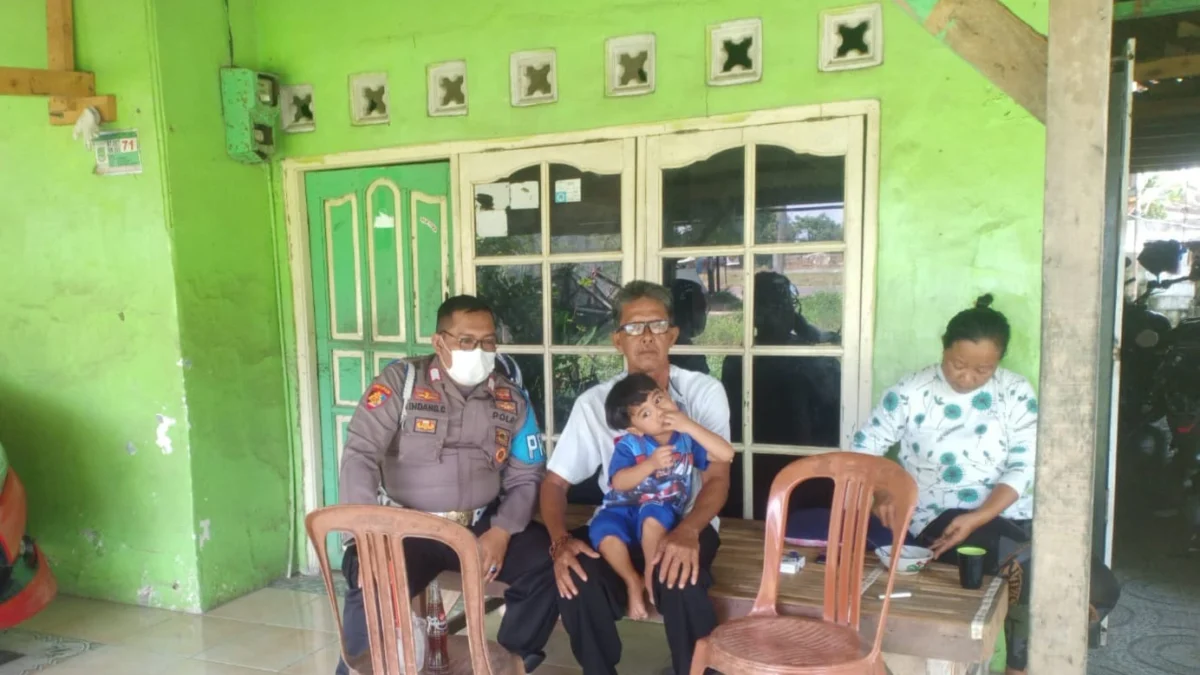 Lakukan Pembinaan, Polisi Telagasari Door To Door Datangi Rumah Warga