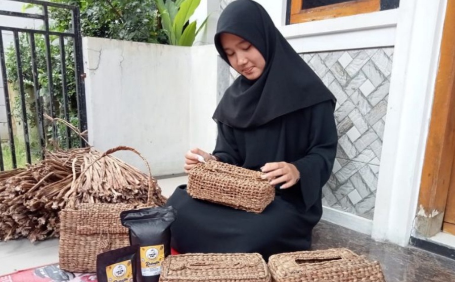 Eceng Gondok Disulap Kerajinan Bernilai Ekonomi