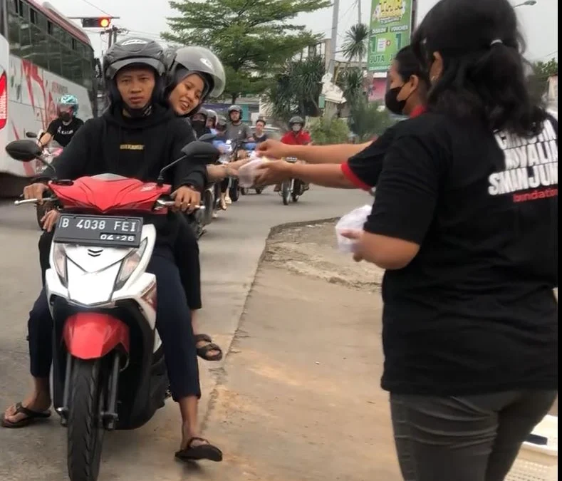 Christin Novalia Simanjuntak Foundation Berbagi Ratusan Takjil di Jalan Raya Pasir Gombong