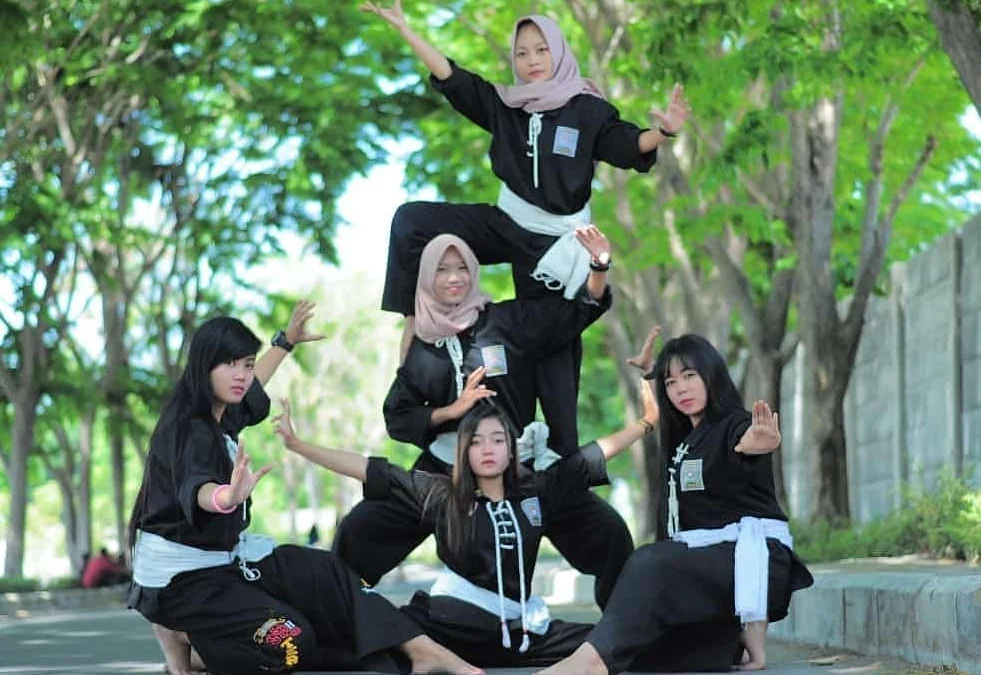 Anak perempuan yang ingin mengembangkan diri, fisik maupun perkembangan mental dapat melalui silat sebagai olahraga.