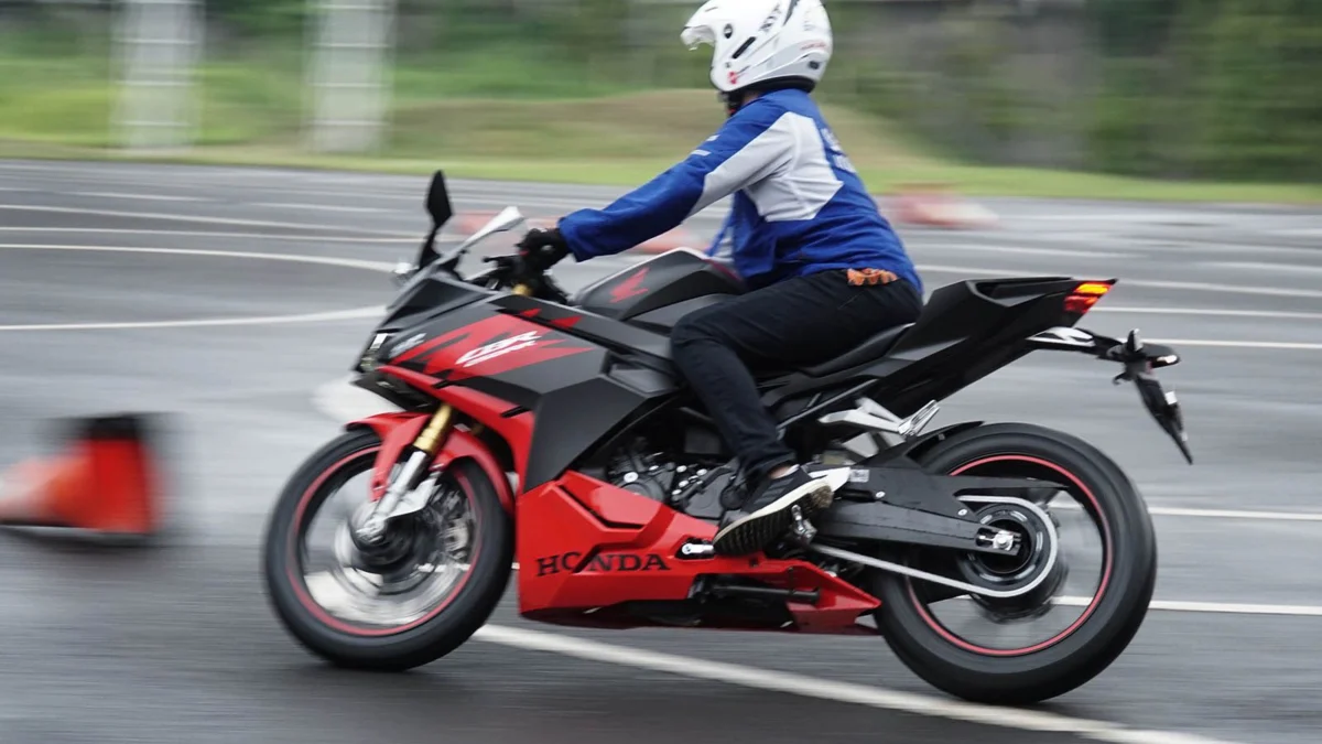 Makin keren dan gagah, kalau misalnya cewek bisa bawa motor kopling. Nah begini harusnya cewek belajar kopling, mudah asal tahu caranya