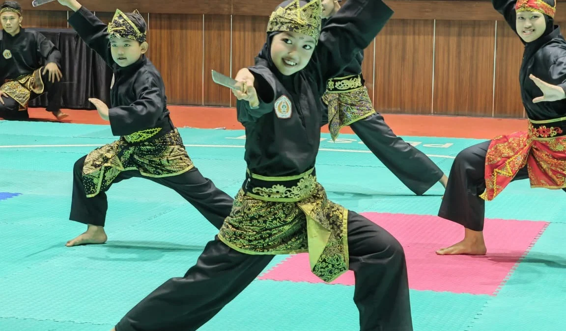 Mengajak anak untuk mau belajar silat memerlukan pendekatan yang tepat agar mereka tertarik dan antusias untuk ikut latihan.