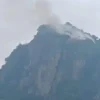 Gunung Bongkok Pinggir Cipularang Terbakar