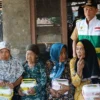 30 lansia di Desa Cikarageman diantar makan siang gratis seumur hidup