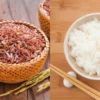 Perbandingan Nasi Putih VS Nasi Merah! Konsumsi lah Sesuai Kebutuhan mu