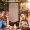 Jangan Panik! Ini 10 Ide Topik Obrolan saat Kencan Pertama Yang bisa Kamu Coba