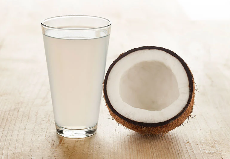 Air Kelapa Muda: Minuman Alami yang Segar, Menyehatkan, dan Khas