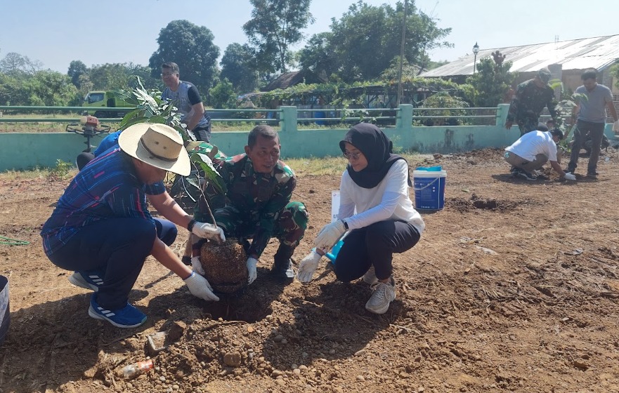 Hijaukan DAS Citarum, PLN UP3 Karawang Tanam Pohon dan Bagi-bagi Sembako untuk Masyarakat