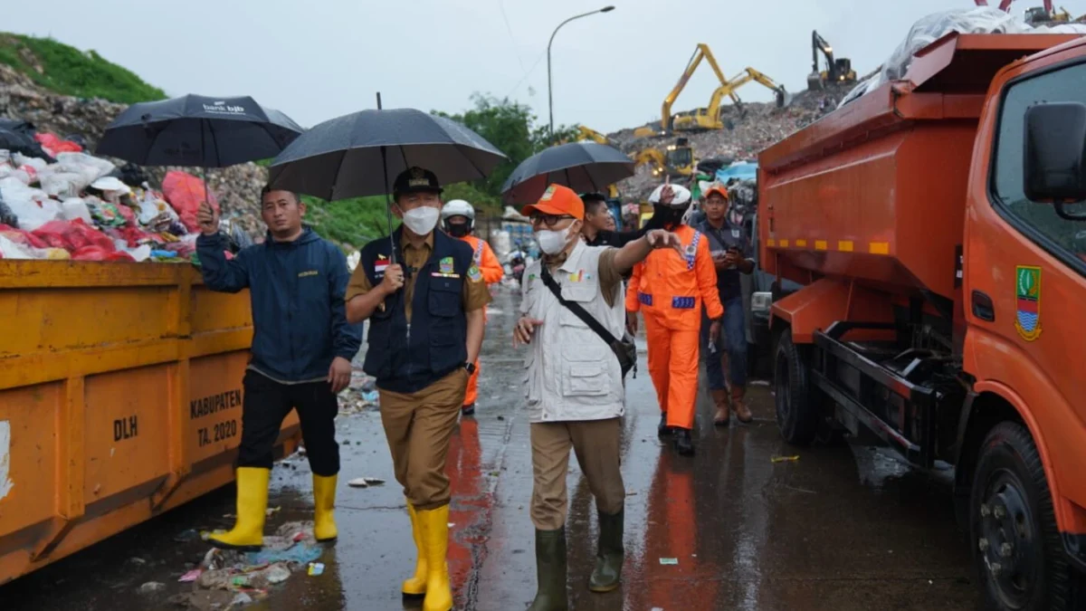 Emak-emak Tutup Akses TPA Burangkeng