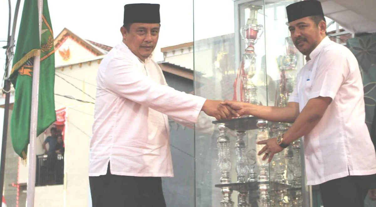 Sekretaris Daerah Kabupaten Bekasi, Dedy Supriyadi menyerahkan piala bergilir Musabaqah Tilawatil Qur'an (MTQ) ke-55 Tingkat Kabupaten Bekasi tahun 2023 kepada Kafilah Kecamatan Cikarang Barat yang keluar sebagai Juara Umum.