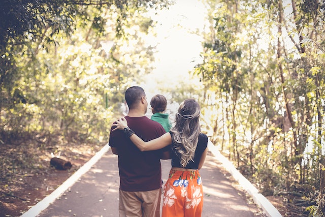 Di tengah perkembangan dunia yang semakin modern, tugas orang tua dalam mengasuh anak menghadapi tantangan yang semakin kompleks.