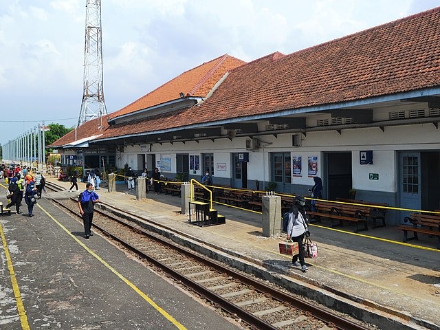 Ketika kita berbicara tentang Karawang tempo dulu, seringkali kita terbawa dalam nostalgia akan masa lalu yang penuh dengan kenangan indah.