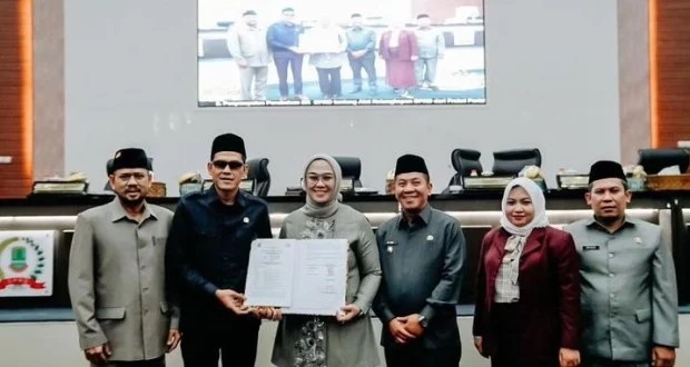 Dalam sidang itu, hadir bupati dan Wakil Bupati Karawang mengikuti rapat paripurna bersama DPRD Kabupaten Karawang,Selasa 19 September 2023