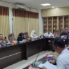 DPRD Karawang mendorong penyedia jasa konstruksi ke depan tidak melulu mengandalkan pekerjaan yang bersumber dari APBD, melainkan juga menyasar pembangunan swasta.