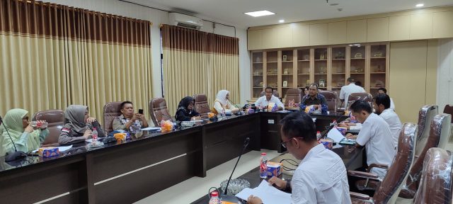 DPRD Karawang mendorong penyedia jasa konstruksi ke depan tidak melulu mengandalkan pekerjaan yang bersumber dari APBD, melainkan juga menyasar pembangunan swasta.