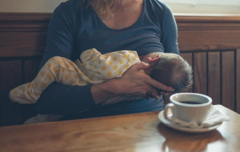 Boleh Gak sih Ibu Menyusui Minum Kopi ?