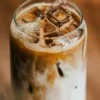 Mengapa Es Kopi Susu Begitu Populer dan Menjadi Minuman Favorit Banyak Orang? Temukan Sejarah dan Jawabannya Disini!