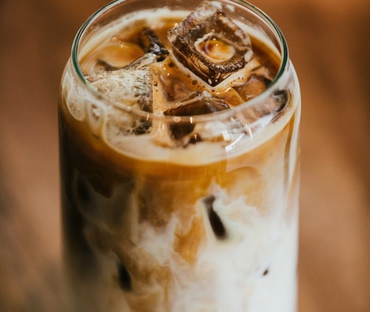 Mengapa Es Kopi Susu Begitu Populer dan Menjadi Minuman Favorit Banyak Orang? Temukan Sejarah dan Jawabannya Disini!