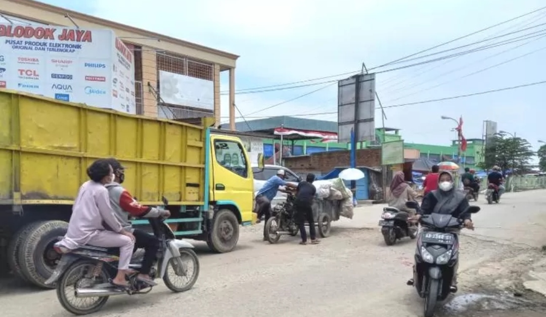 Aksi Pungli Supir Truk di Jalan Babelan Bikin Resah