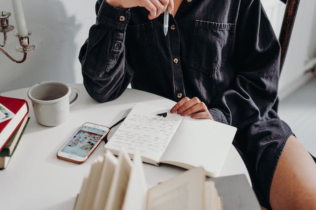 Menulis buku adalah proses yang mendebarkan dan memuaskan. Buku adalah cara yang hebat untuk menyampaikan gagasan, berbagi pengetahuan, atau menciptakan karya seni yang abadi.