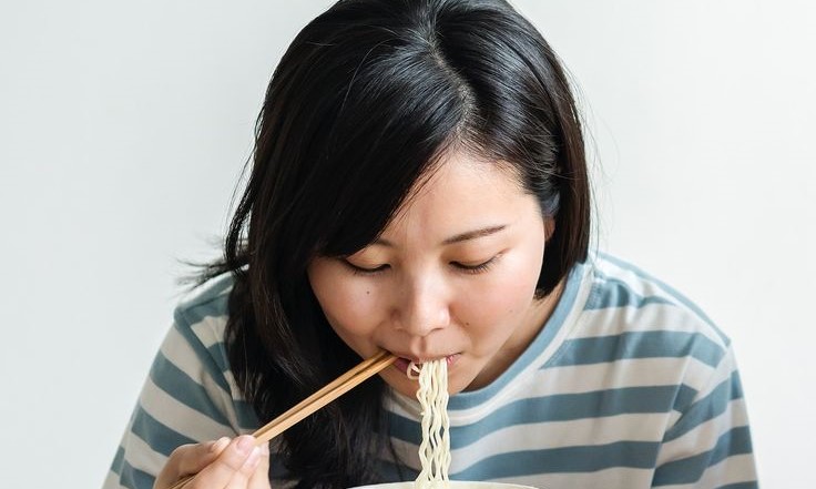 Makan Mie Instan Saat Menyusui, Boleh atau Nggak Sih? Mama Wajib Simak!