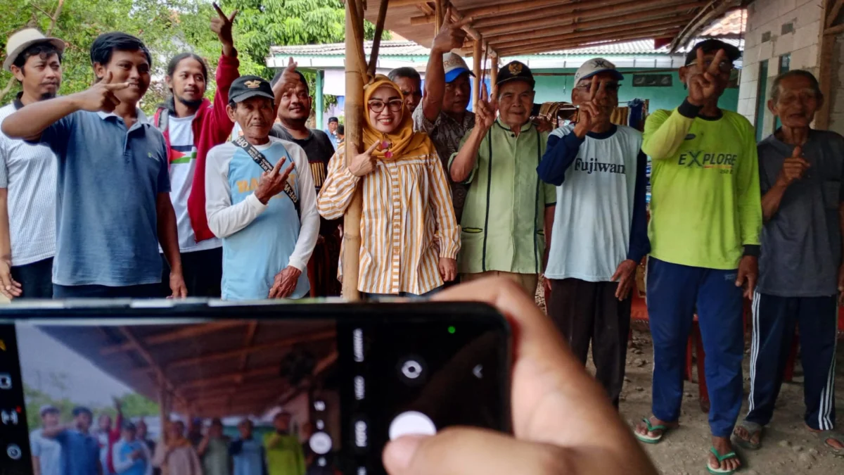 Anggota Komisi V DPRD Provinsi Jawa Barat Daerah Pemilihan (Dapil) X Hj.Sri Rahayu Agustina mensosialisasikan Peraturan Daerah (Perda) atau Sosper di Kelurahan Karang Pawitan, Kecamatan Karawang Barat, Kabupaten Karawang.